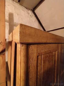Stará dřevěná skříň - 2