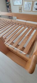 Dřevěná vyšší postel v perfektním stavu - 2