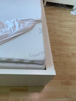 Prodam postel s úložným prostorem, rámem, matraci IKEA MALM - 2