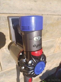Tyčový vysavač DYSON V8 - 2