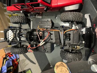 Custom podvozek na bázi Axial SCX10 III + kastle JEEP - 2