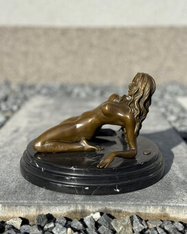 Erotická bronzová sochaLežící nahá žena smyslný akt slečna - 2