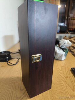 Dárková sada s vínem a příslušenstvím v kazetě - 2