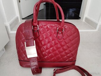 Vínová lakovaná luxusní kabelka včetně lakovaného pásku - 2