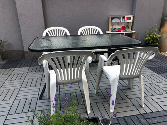 Zahradní stůl (kov,sklo) + 4ks plastové židle, slunečník - 2