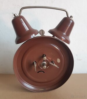 starý budík s logem H - 2