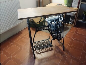 Stolek z šicího stroje - 2