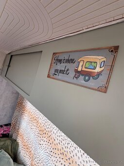 Retro karavan s papíry – renovovaný interiér - 2