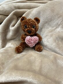 háčkované hračky Plyšový medvídek аmigurumi se srdcem - 2