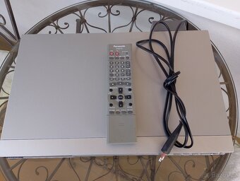 DVD přehrávač Panasonic s dálkovým ovládáním. - 2
