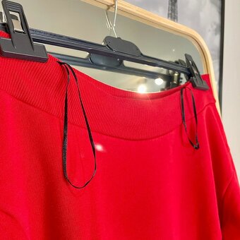 Červená mikina zakoupená v H&M - 2