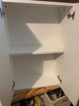 Bílá skříň k zavěšení do koupelny - 2
