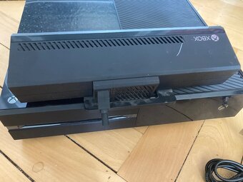 Xbox one + dva ovladače + kinect na opravu / na díly - 2