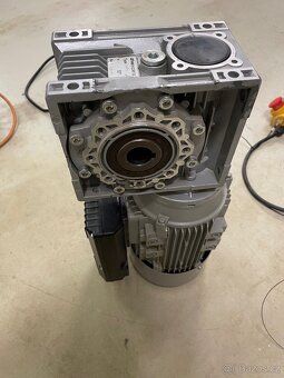 Elektromotor s šnekovou převodovkou a nouzovým vypínačem - 2