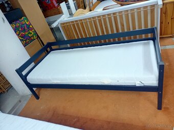 Prodám krásnou postel z masivu 90 x 200 cm - 2