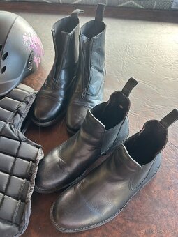 Bezpečnostní vesta na koně, 2x boty, helma, chapsy - dětské - 2