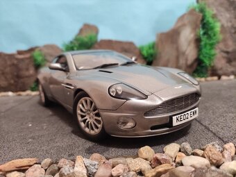 prodám model 1:18 aston martin vanquish - 2