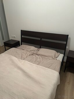 Postel s roštem a nočními stolky - 2