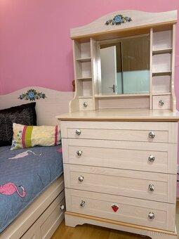 Bílá komoda s květinovým vzorem a zrcadlem - 2