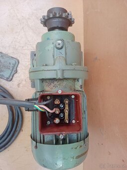 Elektromotor s převodovkou.40 ot/min. - 2