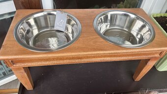 Vyvýšený dřevěný stojan na krmení pro psa - 2