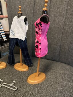 obleček na Barbie a Kena + stojánek+ramínka - 2