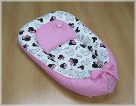 Růžové hnízdečko pro miminko s polštářkem a mašlí - 2