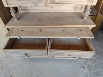 STARÝ SLOUPKOVÝ KREDENC - 2