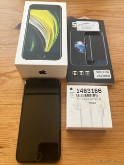 iPhone SE 2020 64GB s příslušenstvím - 2