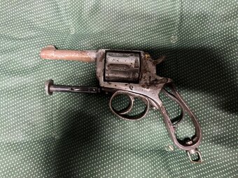 Historický sedmiranný revolver 9 mm - 2