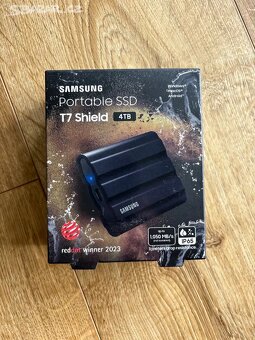 Samsung Portable SSD T7 Shield 4TB černý - 2