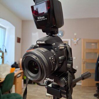Nikon D5200 + 16-85 a 35mm + blesk + brašna SLEVA - 2