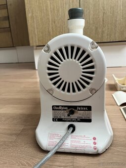 Šnekový odšťavňovač CHAMPION JUICER - 2
