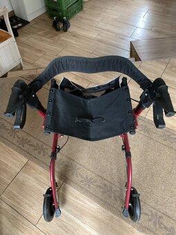 Čtyřkolové skládací chodítko pro seniory DMA 101 - 2