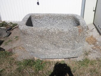 stará kamenná žulová stírka kaménka napaječka koryto - 2