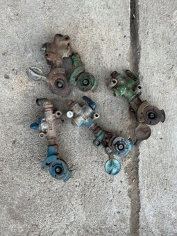 Prodám originál litinové koncovky na Vzduch ZETOR25 - 2