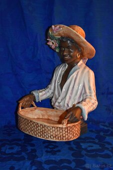 Porcelánová soška - Černošský sběrač - 2