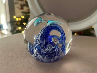 Skleněné těžítko s delfíny - 2