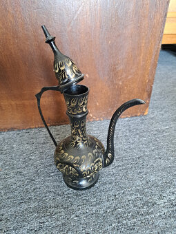 Zlomená soška a konvice - 2