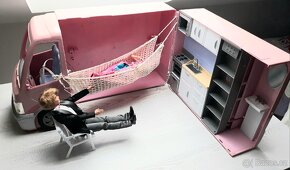 Barbie karavan +1 Barbie + 2 kempingové židličky - 2