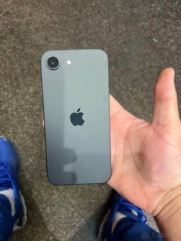 Apple iPhone 16e černý 128GB - 2