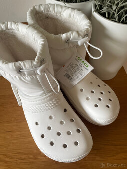 Bílé zimní kožíškové sněhule original Crocs, vel. 39 - 2