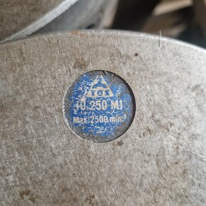 Soustružnická sklíčidla - upínací hlavy k soustruhu, zn. TOS - 2