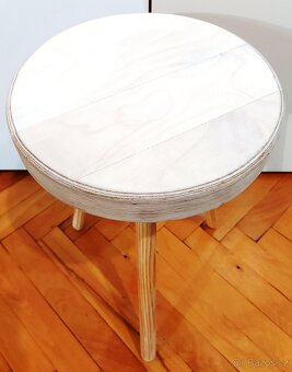 Květinový stolek na trojnožce, - 2