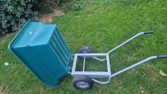 Výklopný dvoukolový vozík 250l v hodný do stájí - 2