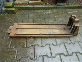 Naklápěcí upínací stůl s drážkami. - 2