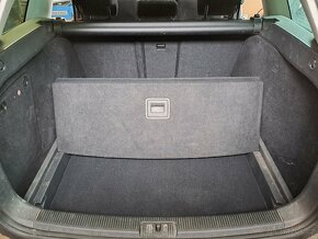 VW Golf 6 Combi kompletní interiér  kufru - 2