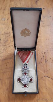RU Stříbrný záslužný kříž FJI v etui, W.Kunz - 2