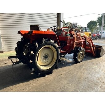 Malotraktor Kubota s čelním nakladačem - 2