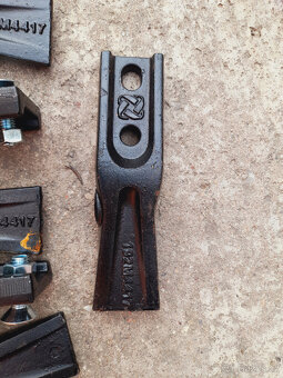 Rovné zuby do lopat pro minibagry kolem- 1,5 tun - 2